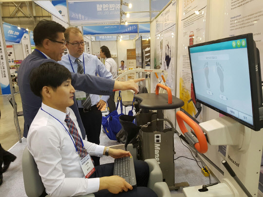 재활의료기기 전문기업 맨엔텔(대표 정광욱)이 시니어용 의료보조기기 브랜드 '발프로'(BalPro)의 해외 수출에 성과를 내고 있다. 맨엔텔은 지난달 30일부터 2일까지 부산 백스코에서 열린 '제9회 복지재활 시니어 전시회'에 발프로 신제품을 공개하며 전시회를 성황리에 마치고 해외 바이어로부터 수출 계약도 상당수 수주했다고 4일 밝혔다. 맨엔텔 제공